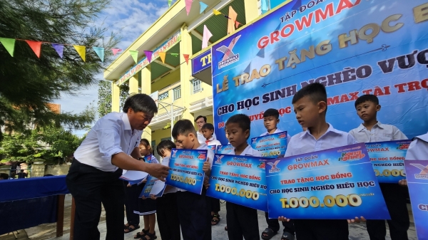 Trao 20 suất học bổng GrowMax cho học sinh nghèo ở Khánh Hòa