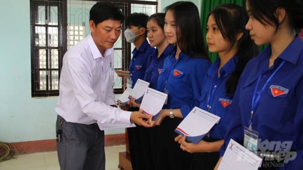 Trao 50 suất học bổng cho học sinh vùng bãi ngang Thừa Thiên Huế