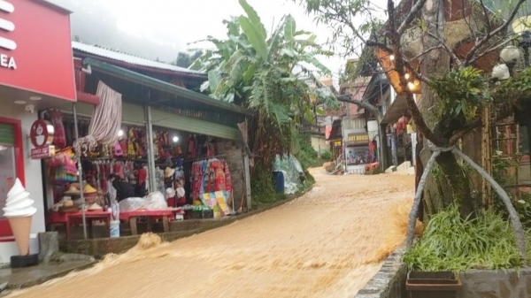 Sa Pa: Đường hóa thành suối, mưa lớn kéo dài gây sạt lở nghiêm trọng