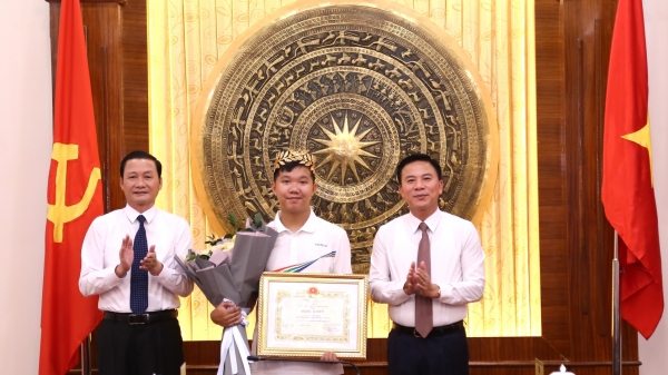 Tặng Bằng khen và phần thưởng 200 triệu đồng cho em Lê Xuân Mạnh
