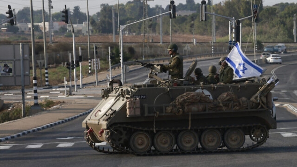 Israel giành lại quyền kiểm soát các thị trấn biên giới, vây hãm Gaza