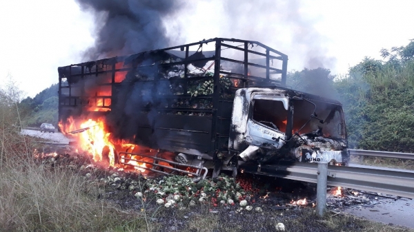 Cháy xe chở nông sản trên cao tốc Nội Bài - Lào Cai