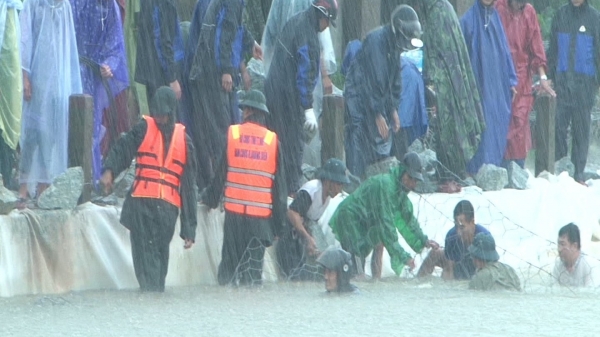 Gần 100 cán bộ, chiến sĩ đội mưa cùng người dân gia cố đê bị sạt lở