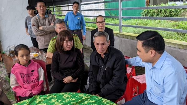 Thứ trưởng Nguyễn Quốc Trị thăm gia đình kiểm lâm hy sinh khi làm nhiệm vụ