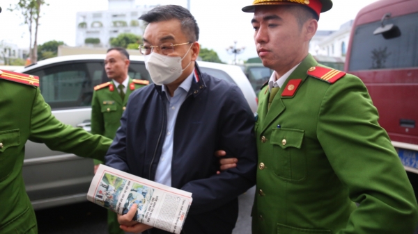 Dẫn giải hai cựu Bộ trưởng, 36 bị cáo tới phiên xét xử vụ Việt Á