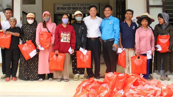 Bạn đọc Báo Nông nghiệp Việt Nam trao 50 suất quà cho hộ khó khăn huyện A Lưới