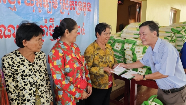 Hiệp hội Doanh nghiệp Việt Nam - Campuchia tặng 500 phần quà cho đồng bào Khmer