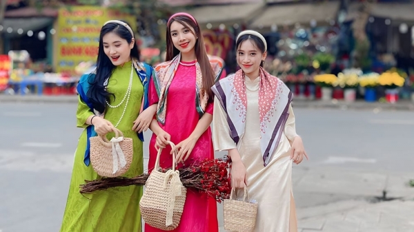 Người Hà Nội xuống phố trong tà áo dài truyền thống