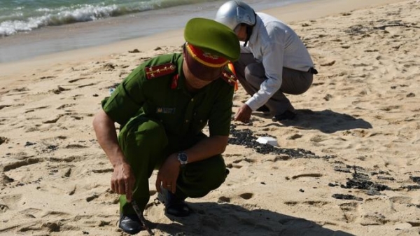 Chất lạ nghi dầu hắc ín trôi dạt vào bờ biển Quảng Ngãi