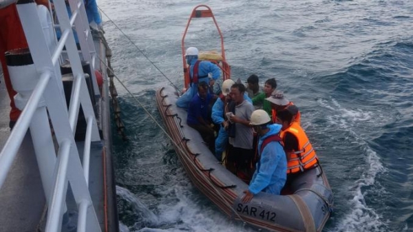 Đưa 13 ngư dân trên tàu cá bị chìm vào bờ an toàn