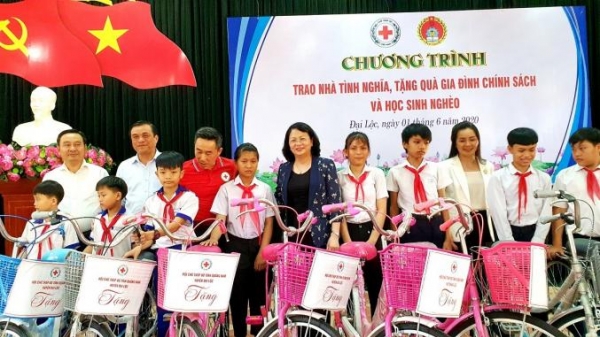 Phó Chủ tịch nước tặng quà cho học sinh, hộ nghèo ở Quảng Nam