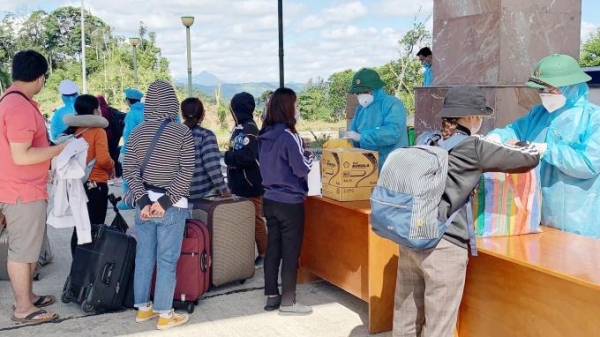 Gần 300 sinh viên Lào nhập cảnh vào Việt Nam