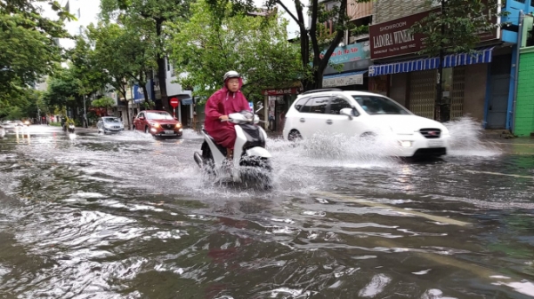 Mưa lớn, nhiều tuyến đường tại Đà Nẵng bị ngập