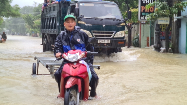 Nước lũ dâng cao, Quảng Nam sơ tán dân khỏi vùng nguy hiểm
