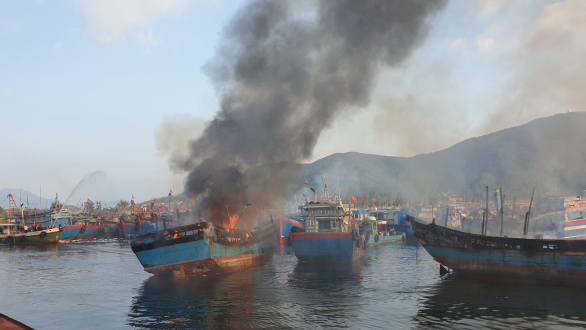 Cháy tàu cá liên hoàn ở Cảng cá Thọ Quang
