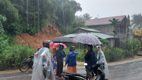 Sạt lở làm hư hỏng 6 ngôi nhà của người dân miền núi Quảng Nam