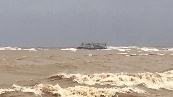 3 ngư dân mắc kẹt trên thuyền giữa gió bão lớn