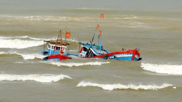 Tàu cá bị sóng đánh chìm, 2 ngư dân mất tích
