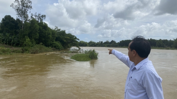 Bờ sông Trà Bồng sạt lở nghiêm trọng