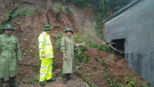 Đắk Lắk: Sạt lở núi khiến 3 ngôi nhà bị vùi lấp