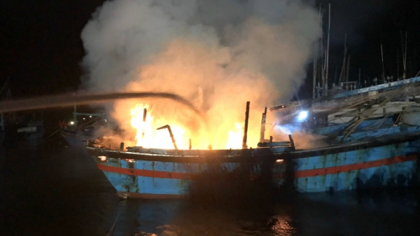 Tàu cá của ngư dân Bình Định đang neo đậu bất ngờ bốc cháy