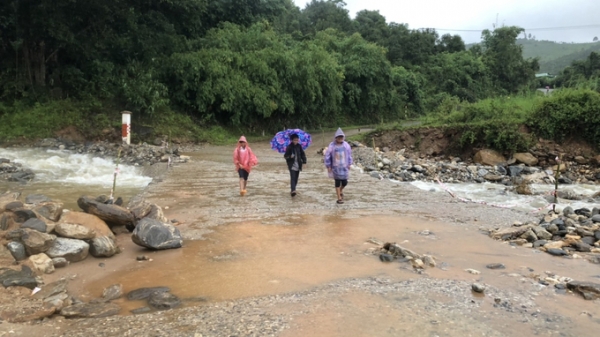 Học sinh huyện Tu Mơ Rông nghỉ học tránh sạt lở đất