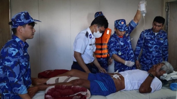 Tàu chở hàng nước ngoài cứu thêm 5 ngư dân Bình Thuận