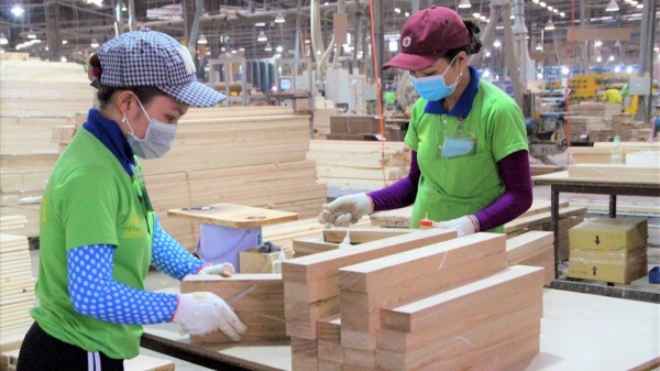 Doanh nghiệp xuất khẩu gỗ cho công nhân nghỉ tết sớm cả tháng vì ít việc