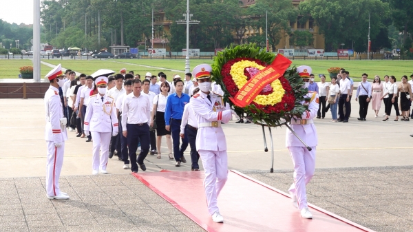 Đảng viên và đoàn viên Bộ NN-PTNT vào Lăng viếng Chủ tịch Hồ Chí Minh