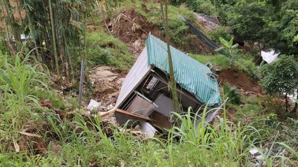 Nứt đất, sụt lún gây sập 2 ngôi nhà ở Đắk Nông