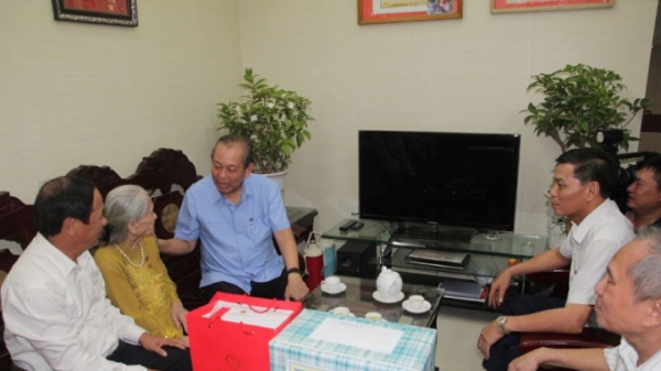 Phó Thủ tướng Trương Hòa Bình thăm Mẹ Việt Nam Anh hùng tại Hải Phòng