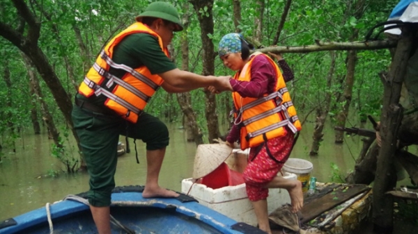 Bộ đội Biên phòng giải cứu hai phụ nữ lạc trong rừng ngập mặn
