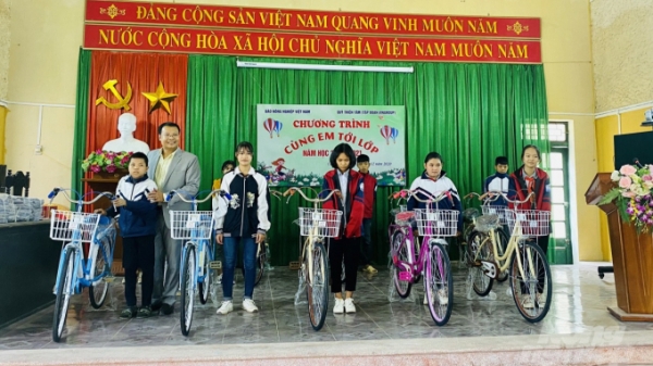 Báo Nông nghiệp Việt Nam trao tặng 100 xe đạp cho học sinh tại Bắc Giang