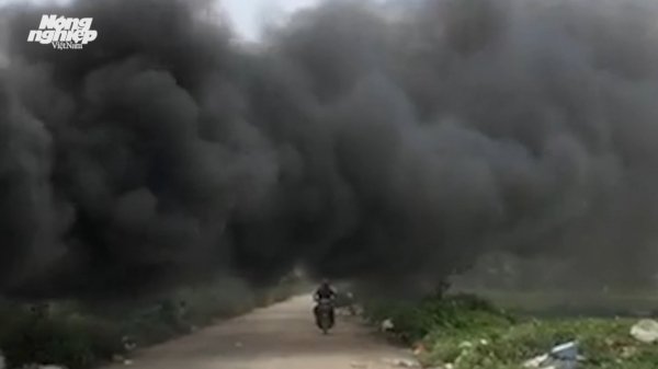 Khói đốt rác đen kịt đầu độc làng quê nông thôn mới