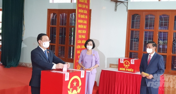 Chủ tịch Quốc hội Vương Đình Huệ bỏ lá phiếu đầu tiên tại Hải Phòng