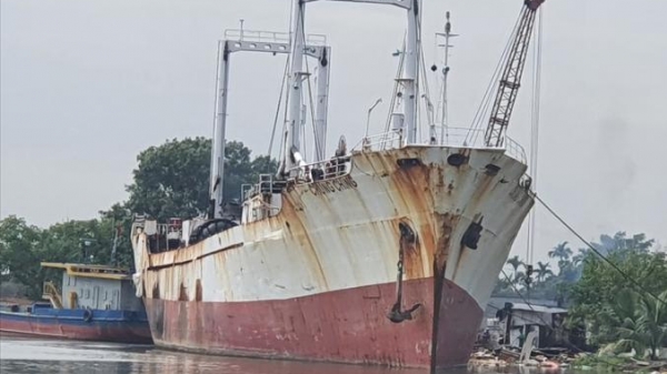 Tàu biển buôn lậu thuốc lá bị bắt giữ nghi đang bị dỡ bán sắt vụn