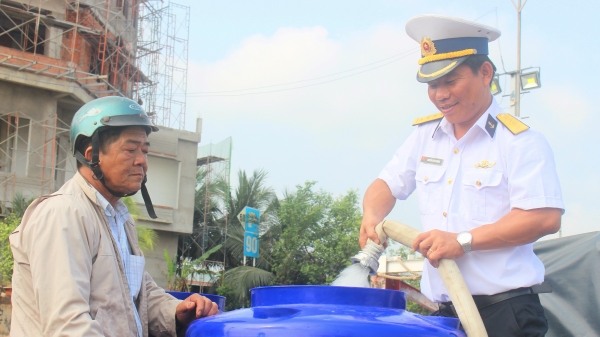 Tàu Hải quân chở nước sạch cho người dân Bến Tre
