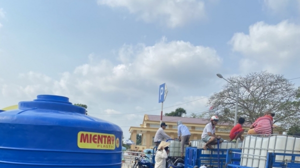 Tiền Giang: Huy động 20 sà lan chở nước ngọt cứu sầu riêng