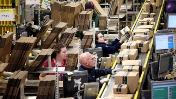Amazon nâng lương tăng ca cho nhân viên mùa dịch