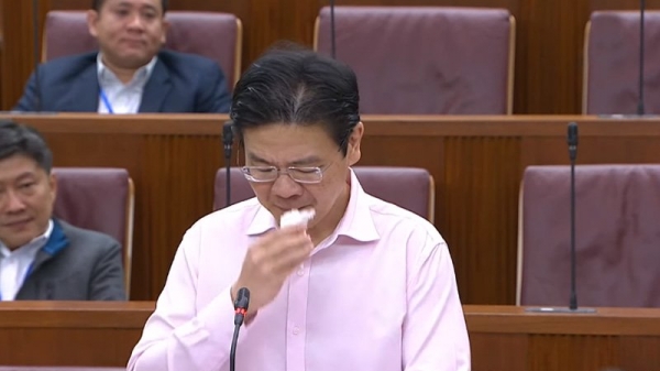 Bộ trưởng ứng phó Covid-19 Singapore bật khóc trước quốc hội