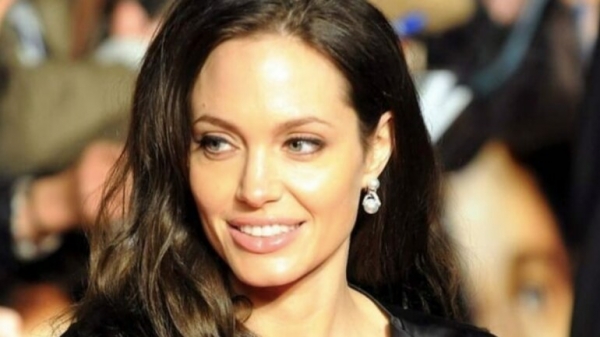 Angelina Jolie tặng 1 triệu USD giúp trẻ em chống đói
