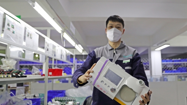 Trung Quốc ngày đêm sản xuất máy thở