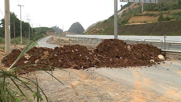 Bí thư Quảng Ninh: 'Chính quyền không đổ đất chặn đường, do dân làm'