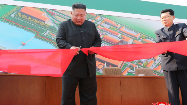 Video Kim Jong-un cắt băng khánh thành, tham quan nhà máy sản xuất phân bón