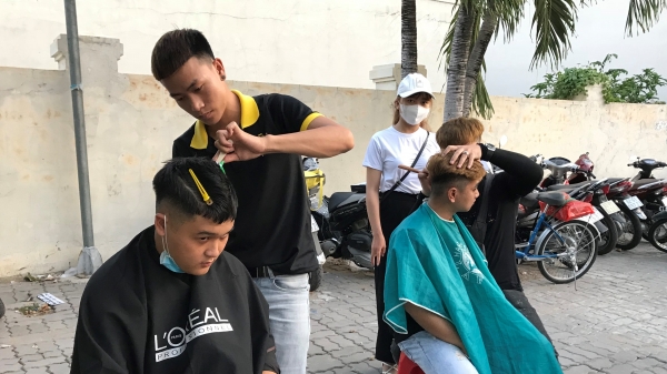 Thêm một địa điểm cắt tóc miễn phí trên đường phố Sài Gòn