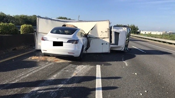 Xe tự lái Tesla đâm vào xe tải
