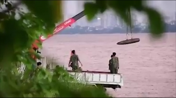 Bộ đội trục vớt bom dài 1,6 m dưới sông Hồng