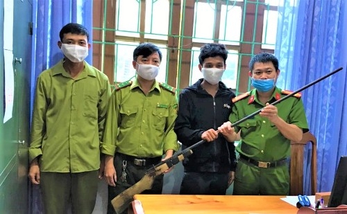 Hạt Kiểm lâm Vườn quốc gia Phong Nha - Kẻ Bàng tiếp nhận súng tự chế