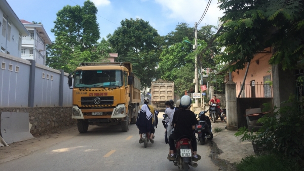 Cao Bằng: Xe chở đất không che bạt ngang nhiên chạy trên phố