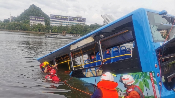 Xe buýt lao qua 5 làn, đâm xuống hồ làm 21 người chết ở Trung Quốc